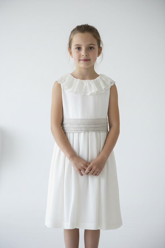 Vestido em linho branco c/faixa bege e pormenores de renda