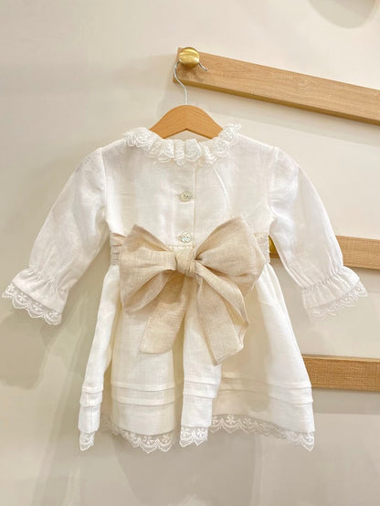 Robe en lin à manches longues et dentelle