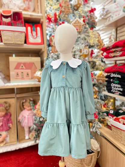 Vestido em veludo verde c/gola em flor