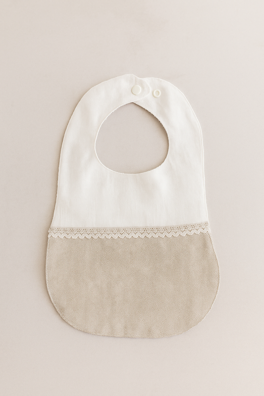 Linen bib with lace